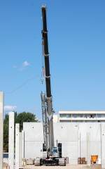 Bis jetzt habe ich erst ein einziges Mal auf einer Berliner Baustelle einen solchen Kran gesichtet, es ist ein Raupenkran mit Teleskopausleger vom Hersteller LIEBHERR wahrscheinlich der LTR 1100 der