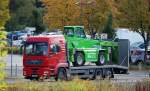 MAN TGA Fahrzeugtransporter beladen mit einem Teleskoplader MERLO ROTO 38.16 am 01.10.13 Berlin Marzahn.