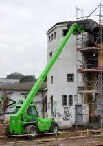 Hier noch in Ganzansicht, der Teleskoplader MERLO PANORAMIC P38.18 mit gro�em Schaufelaufsatz bei Abri�arbeiten am alten S-Bhf.