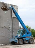 Hier die Gesamtansicht des blauen MERLO ROTO 45.21 KSC Teleskopladers der Fa.