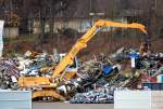 Ein weiterer Umschlagbagger auf dem Berliner Westhafengel�nde beim Schrott aufschichten, es ist ein LIEBHERR Litronic 922, bin nicht sicher ob der auch ZUM BEHALA Bestand geh�rt?, 15.11.10