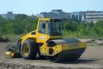 BOMAG Walzenzug BW 213 DH mit Heckglätter der Fa. WITTFELD am 18.07.15 Bahnbaustelle Höhe Berlin-Adlershof.
