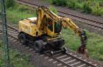 Ein ATLAS 1604 ZW Zweiwegebagger der DB Bahnbau Gruppe kommt vom Bahngel�nde des Berliner Westhafen gafahren, 03.06.13 Berlin-Putlitzbr�cke.