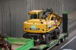 Auf Tiefladeh�nger, ein Zweiwegebagger vom Typ TEREX 1604 ZW der Gleisbaufirma BUG am 21.08.09 Berlin Stadtautobahn H�he Kaiserdamm.