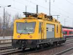 Noch mal von der anderen Seite, das Oberleitungs- und Montagefahrzeug der BR 706 der DB Bahnbau Gruppe am 16.03.11 im Bhf.