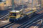 R�bel BAMOWAG 54.22 der DB Bahnbau Gruppe mit Flachdrehgestellwagen Richtung Berlin-Wedding, 25.11.11 Berlin-Putlitzbr�cke.