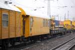 Wohnschlafwagen (ex DB) mit drei Achsen Nr nicht entzifferbar D-DGT der DB Bahnbau Gruppe gezogen von 293 007-1  Lok 1  am 16.01.12 Bhf.