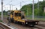 DB Gleisarbeitszug mit Flachwagen mit Schienenschwellen angeschoben von einem GAF 100 R und hinten dran ein BAMOWAG 54.22 von Robel, 31.05.12 Berlin-Blankenburg.