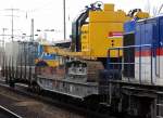 Das Raupenrammgerät DELMAG G42 der DB Bahnbau Gruppe uf einem Drehgestell-Flachwagen + weitere Baucontainer auf einem weiteren Wagen am 28.11.13 Bhf.