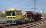DB Bahnbau Gruppe/DGT BAMOWAG 54.22 mit zwei Schüttgutwagen am Haken am 27.03.15 Durchfahrt Bhf.