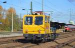 DB Bahnbau Gruppe mit einem Motorturmwagen Typ MTW 100 am 26.10.15 Bhf.