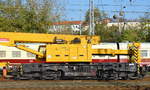 Ein KIROW Kranwagen Typ KRC 810 T der DB Bahnbau Gruppe (EDK 152) mit der Nr.