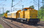 DB Bahnbau Gruppe mit 293 010-5 mit zwei Bahndienstwagen + zwei SChutzwagen mit KIROW Gleisbaukran (EDK 852) am Haken am 15.05.17 Bf. Flughafen Berlin-Schönefeld.