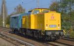 DB Netz mit 203 305-8 und einem immer noch blauer Farbe erhaltenen Gerätewagen 633 am Haken am 29.10.14 Berlin-Karow.