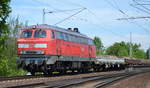 DB Fahrwegdienste mit der 218 139-4 mit einem Güterzug Drehgestell-Flachwagen mit altem Gleisschotter am 12.05.17 Berlin-Wuhlheide.