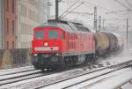 232 568-6 mit einem gemischten Kesselwagenzug Richtung Berlin-Pankow bei m��igem Schneefall am 08.12.10 Berlin-Wedding.