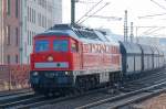 232 568-6 mit einem Leerzug polnischer SCh�ttgutwagen, 03.03.11 Berlin-Wedding.
