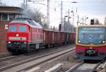 232 358-2 kommt mit einem Ganzzug offener G�terwagen aus Richtung Oranienburg das Karower Kreuz Berlin hochgefahren  Richtung Bernau und �berholt eine S2 der Berlin S-Bahn bei der Einfahrt im S-Bhf.