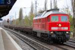 232 583-5 mit einem Ganzzug Flachwagen mit altem Gleisschotter, 13.04.11 Berlin-Karow.