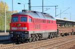 232 583-5 mit einem Ganzzug Drehgestellflachwagen mit altem Gleisschotter, 17.10.12 Bhf.Flughafen Berlin-Sch�nefeld.