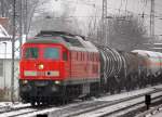233 127-0 mit einem gemischten Kesselwagenzug Richtung Schwedt �ber Bernau, 23.12.10 Berlin-Karow.