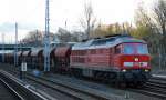 233 478-7 mit einem Ganzzug Schüttgutwagen mit Schotter beladen am 12.11.15 Berlin-Springpfuhl.