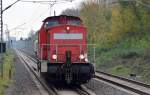 298 331-0 kommt mit einigen Schiebewandwagen und 145 070-9 am Ende des Zuges angefahren, 13.10.14 Berlin-Hohenschönhausen.