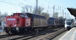 298 321-1 mit gemischtem Güterzug und 155 099-5 am Ende mitdran am 14.04.15 Berlin-Karow.
