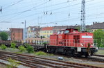 298 321-1 mit gemischtem Übergabegüterzug, relativ lang, daher schob hinten einen weitere 298ér mit an, 18.05.16 Durchfahrt Bf.
