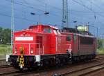 298 317-9 (98 80 3298 317-9 D-DB, Bj.1982) schleppt eine 155�r durch Den Bhf.