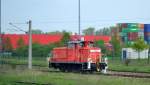 Anders als in Hamburg oder anderen großen Containerterminal-Bahnhöfen ist am DB-Umschlagbahnhof in Großbeeren b.Berlin oft tagsüber betuliche Stille, hier stand heute 362 940-9 abgestellt für zukünftige Rangiertätigkeiten, 24.04.14