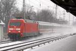 IC 2353 nach Stralsund mit 101 142-8 Richtung Bernau, 08.12.10 Berlin-Karow.