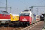 Bei herrlichem Sonnenschein kommt �berraschend die Hertha 101 070-1 mit IC und �BB EC Wagen durch den Bhf.