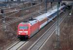 EC 176 nach Hamburg mit 101 127-9 Richtung Berlin-Spandau, 09.01.12 Berlin-Putlitzbr�cke.