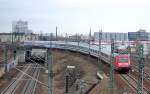 101 018-0 kommt den Abhang herunter mit dem t�glichen PbZ aus der deutsch-polnischen Wagengarnitur des Berlin-Warschau Express bestehend Richtung Berlin-Grunewald, 31.12.12 Berlin Putlitzbr�cke.