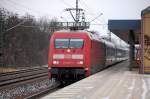 101 013-1 mit dem EC 175 und hinten dran rangeh�ngt 101 083-4  S�dafrika  und als Schiebelok 101 084-2 Richtung Berlin Hbf.(tief), 13.01.13 Durchfahrt Bhf.