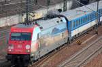  S�dafrika  Werbelok 101 118-8 mit tschechischer EC-Wagengarnitur Richtung Berlin-Grunewald auf dem Innenring, 08.04.13 Berlin Putlitzbr�cke.