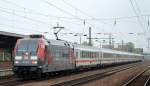 101 110-5 mit IC-Wagengarnitur (leer) am 07.10.15 Durchfahrt Bhf.