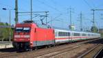 101 013-1 mit IC-Wagengarnitur (leer) am 03.10.15 Bhf.