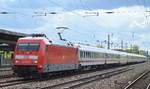 101 142-8 mit IC-Wagengarnitur am 26.04.17 Durchfahrt Bf.