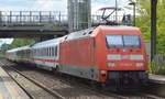 Ein Tandem-IC mit vorne 120 120-1 und hintendran 101 016-4 am 06.07.17 Durchfahrt Bf. Berlin-Hohenschönhausen.