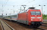 101 018-0 mit IC-Wagengarnitur am 16.05.17 Bf. Flughafen Berlin-Schönefeld.