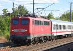 110 210-2 mit einem Sonderzug f�r die Kreuzfahrtfahrg�ste die in Warnem�nde an Bord gehen am sp�ten Nchmittag des 16.06.10 Berlin-Blankenburg.