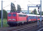 110 243-3 mit einem BahnTouristikExpress (Kreuzfahrersonderzug) im Jahr 2007 Richtung Berlin-Blankenburg nach Warnem�nde.
