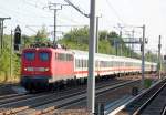 110 210-2 mit Sonderzug (wahrscheinlich Kreuzfahrer nach Warnem�nde) Richtung Karower Kreuz Berlin, 19.07.10 Berlin-Blankenburg.