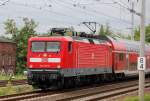 112 117-7 mit dem RE5 nach Stralsund Hbf., 31.05.12 Berlin-Blankenburg.