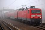 114 013-6 mit dem RE3 Richtung Elsterwerda in dichtem Nebel , n�chster Halt Berlin Gesundbrunnen, 23.11.11 Berlin-Pankow.