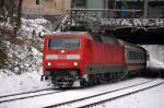 120 138-3 mit Ic-Wagengarnitur Richtung Berlin-Rummelsburg, 12.12.12 Stra�enunterf�hrung Berlin Sch�nhauser Allee.