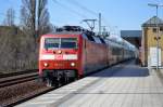 EC 175 mit 120 110-2 Richtung Berlin Hbf.(tief) bei der Durchfahrt Bhf.