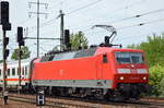 120 132-6 mit IC-Wagengarnitur und 120 141-7 hinten als Schublok mitdran bei der Durchfahrt Bf. Flughafen Berlin-SChönefeld am 22.07.17